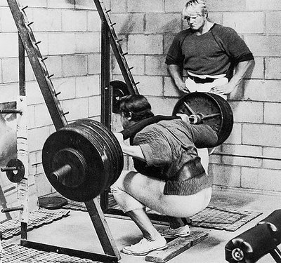 arnold schwarzenegger workout pictures. Arnie Squatting